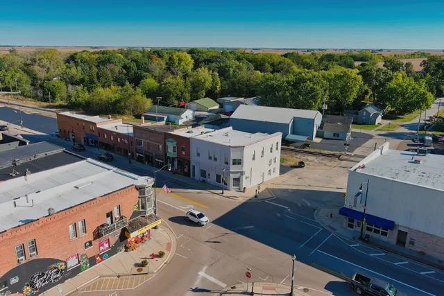 $400,000 | 105 East Lincoln Avenue, Hinckley, IL 60520