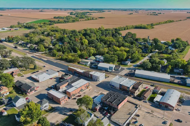 $400,000 | 105 East Lincoln Avenue, Hinckley, IL 60520