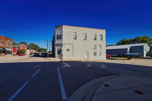 $400,000 | 105 East Lincoln Avenue, Hinckley, IL 60520