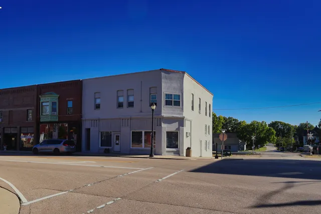 $400,000 | 105 East Lincoln Avenue, Hinckley, IL 60520