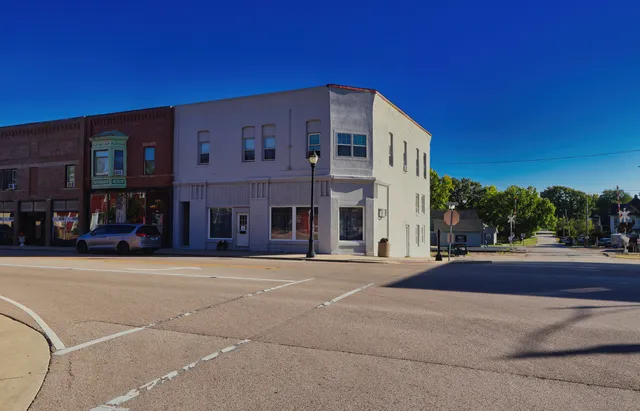 $400,000 | 105 East Lincoln Avenue, Hinckley, IL 60520