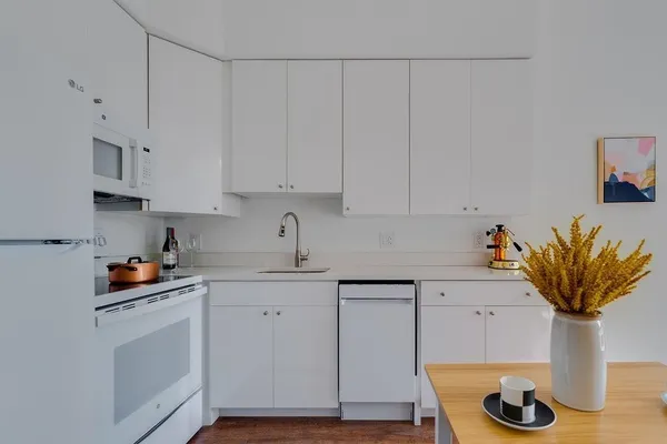 $2,100 | 253 Academy Street, Unit 214, Jersey City, NJ 07306