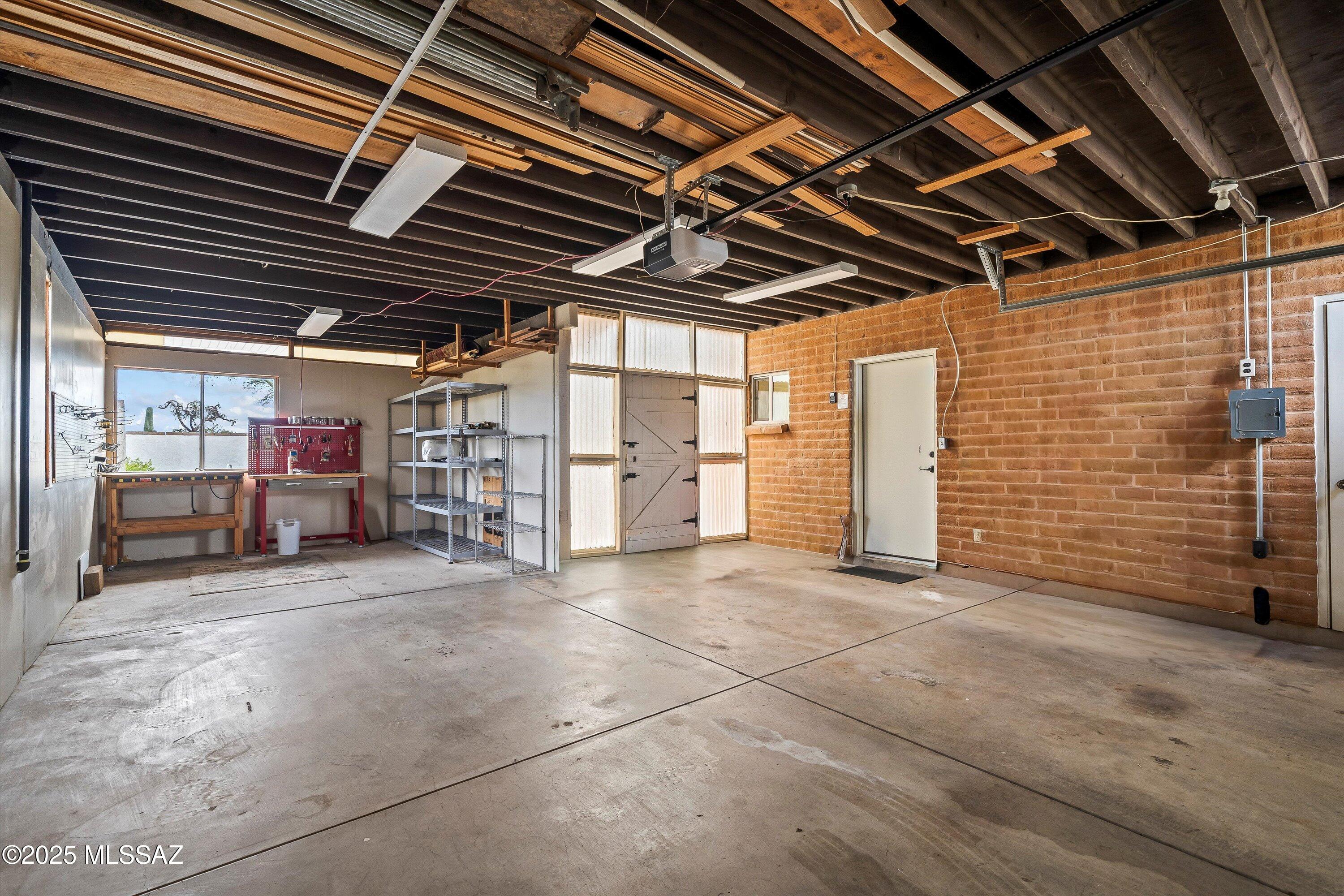1601 West Sunset Road Tucson, AZ 85704 - Photo 39 of 47 39-Garage