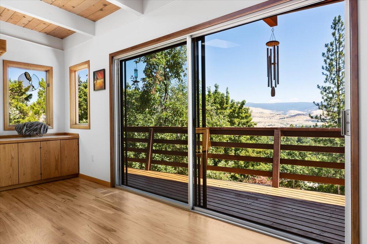 766 Palmer Road Ashland, OR 97520 - Photo 3 of 35 03