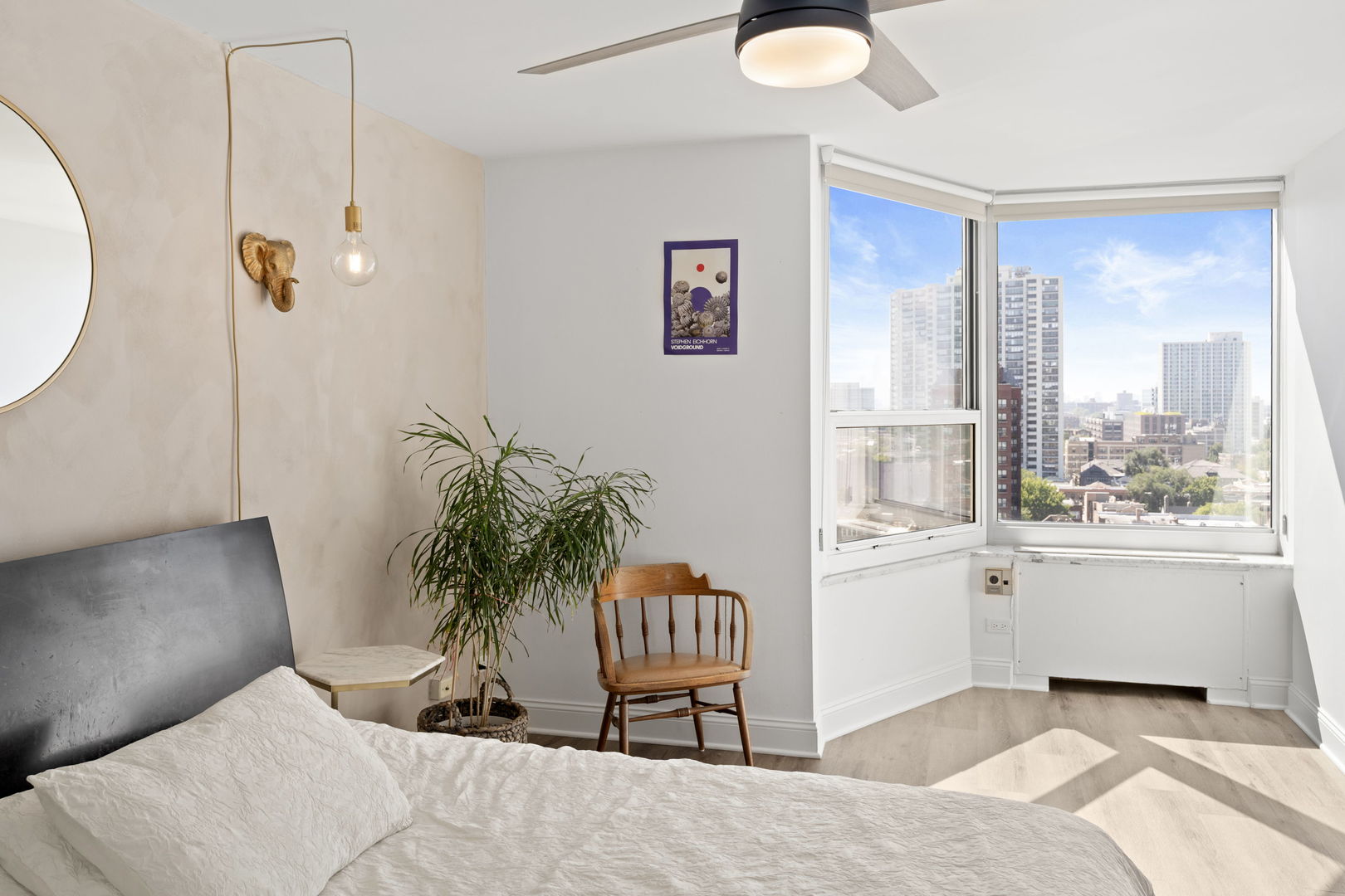 720 West Gordon Terrace, Unit 15N Chicago, IL 60613 - Photo 11 of 22 a bedroom with furniture and a potted plant