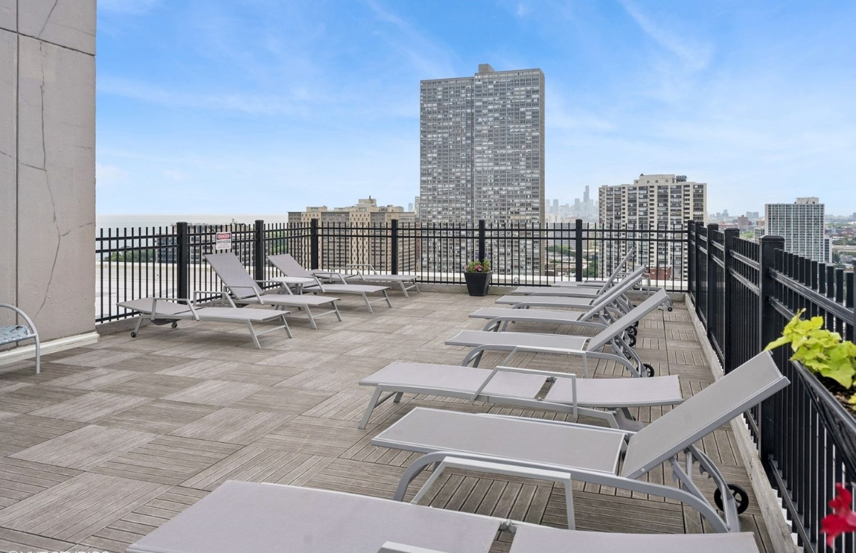 720 West Gordon Terrace, Unit 15N Chicago, IL 60613 - Photo 15 of 22 a terrace with a table and chairs