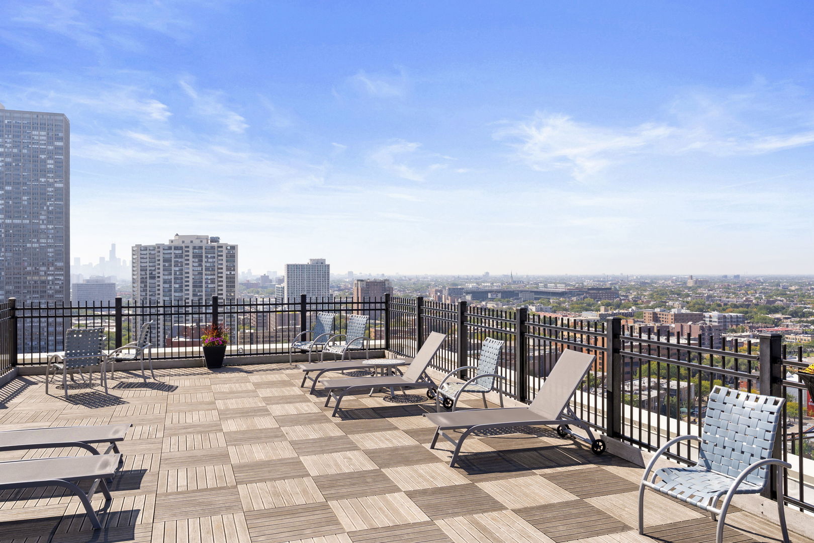 720 West Gordon Terrace, Unit 15N Chicago, IL 60613 - Photo 17 of 22 a view of roof with sitting area
