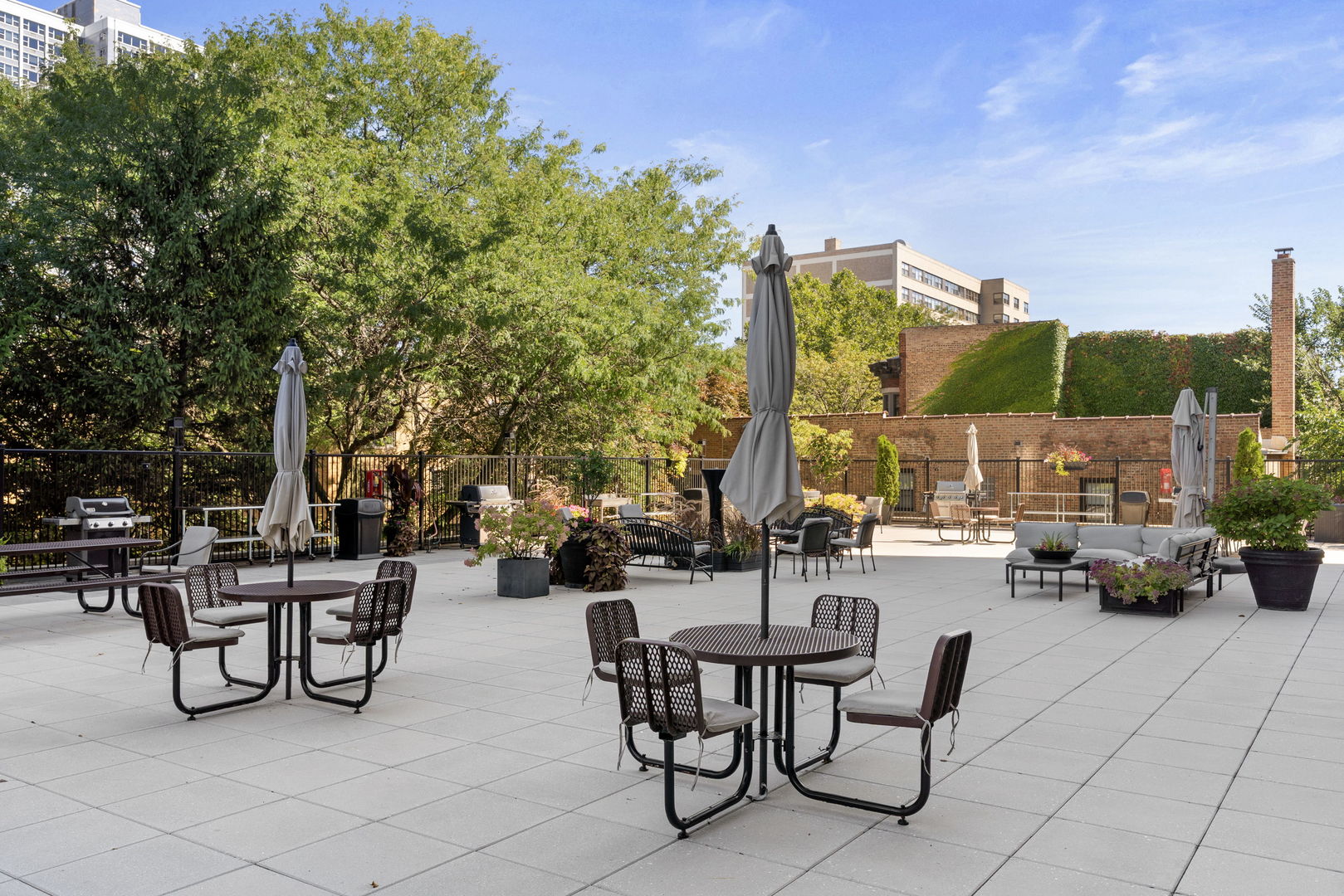 720 West Gordon Terrace, Unit 15N Chicago, IL 60613 - Photo 19 of 22 a view of outdoor space with seating