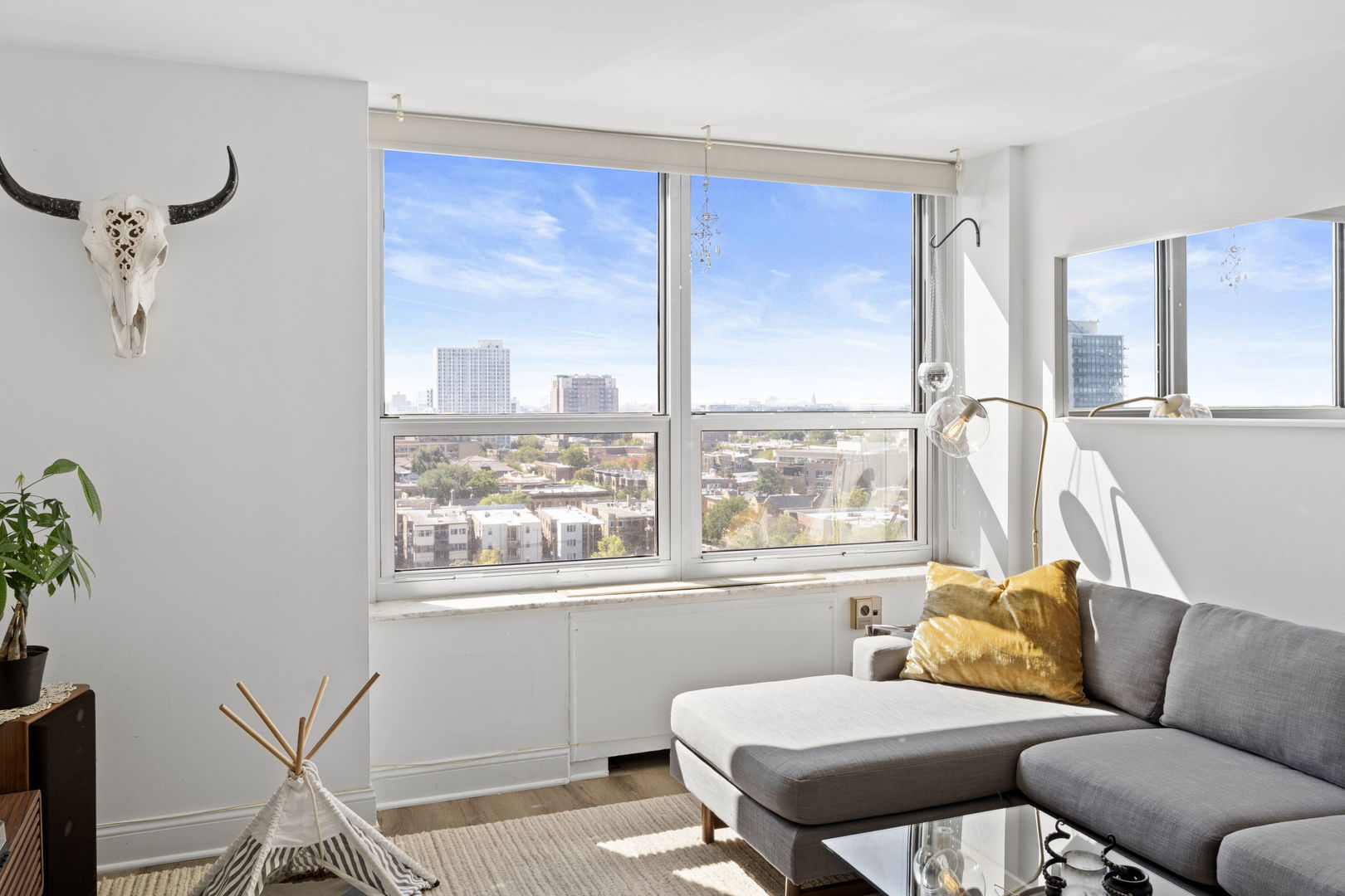720 West Gordon Terrace, Unit 15N Chicago, IL 60613 - Photo 2 of 22 a living room with furniture and a window