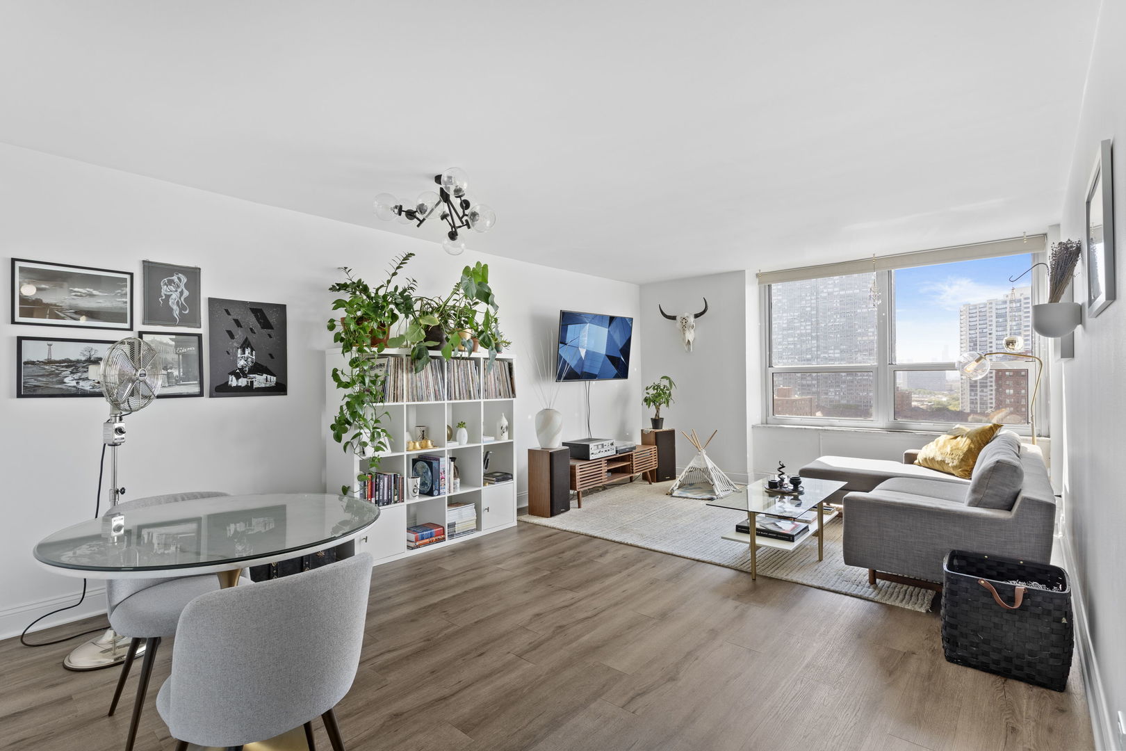 720 West Gordon Terrace, Unit 15N Chicago, IL 60613 - Photo 3 of 22 a living room with furniture and wooden floor