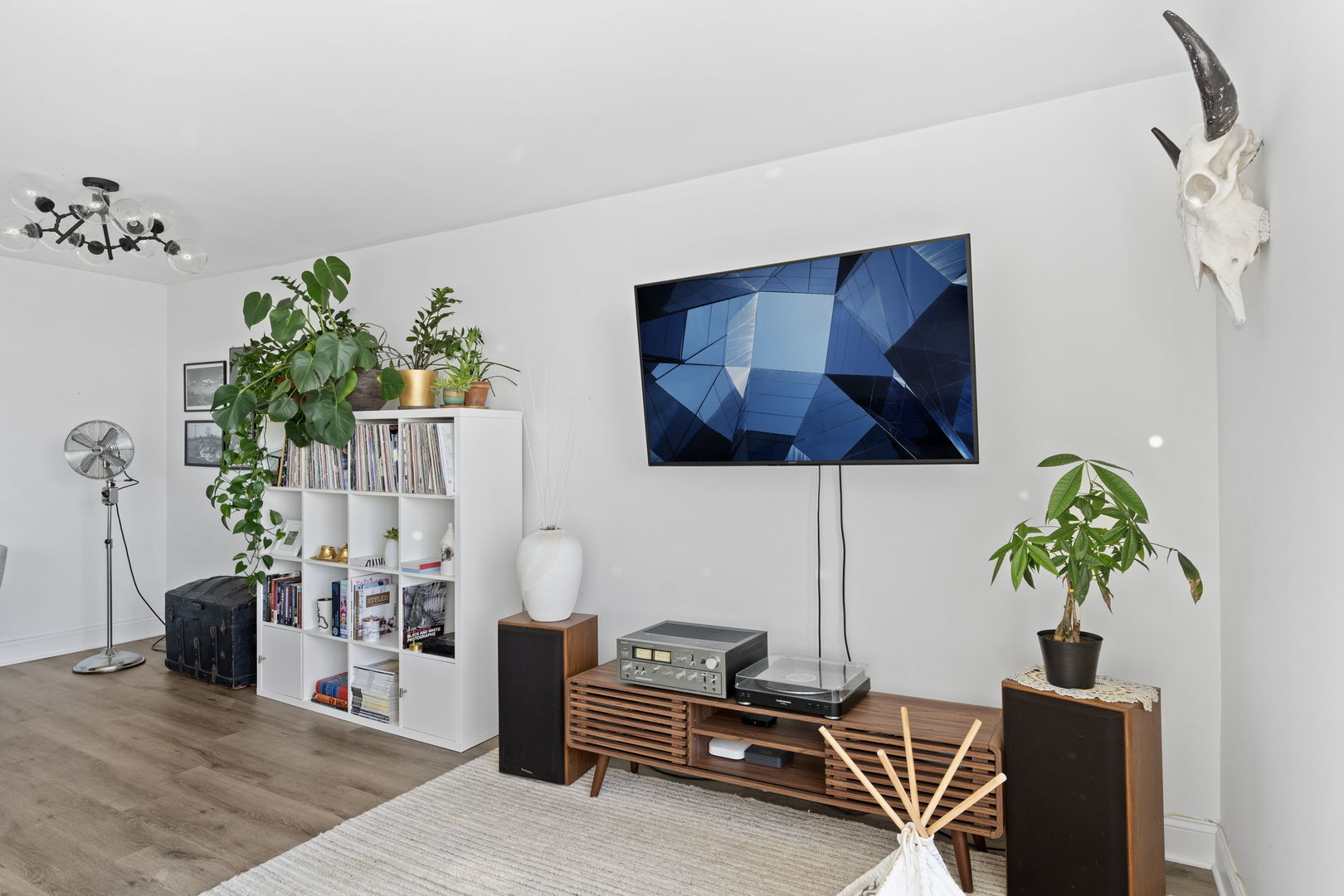 720 West Gordon Terrace, Unit 15N Chicago, IL 60613 - Photo 5 of 22 a living room with furniture flowers and a flat screen tv