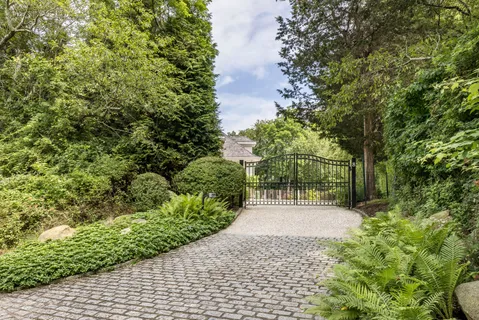 $6,800,000 | 8 Widow Coopers Path, Sag Harbor, NY 11963