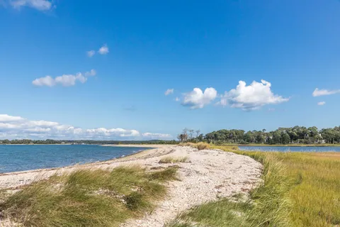 $6,800,000 | 8 Widow Coopers Path, Sag Harbor, NY 11963