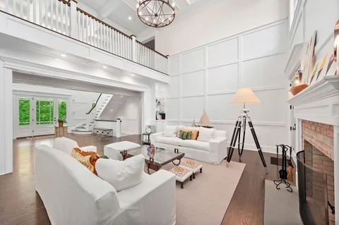 $6,800,000 | 8 Widow Coopers Path, Sag Harbor, NY 11963