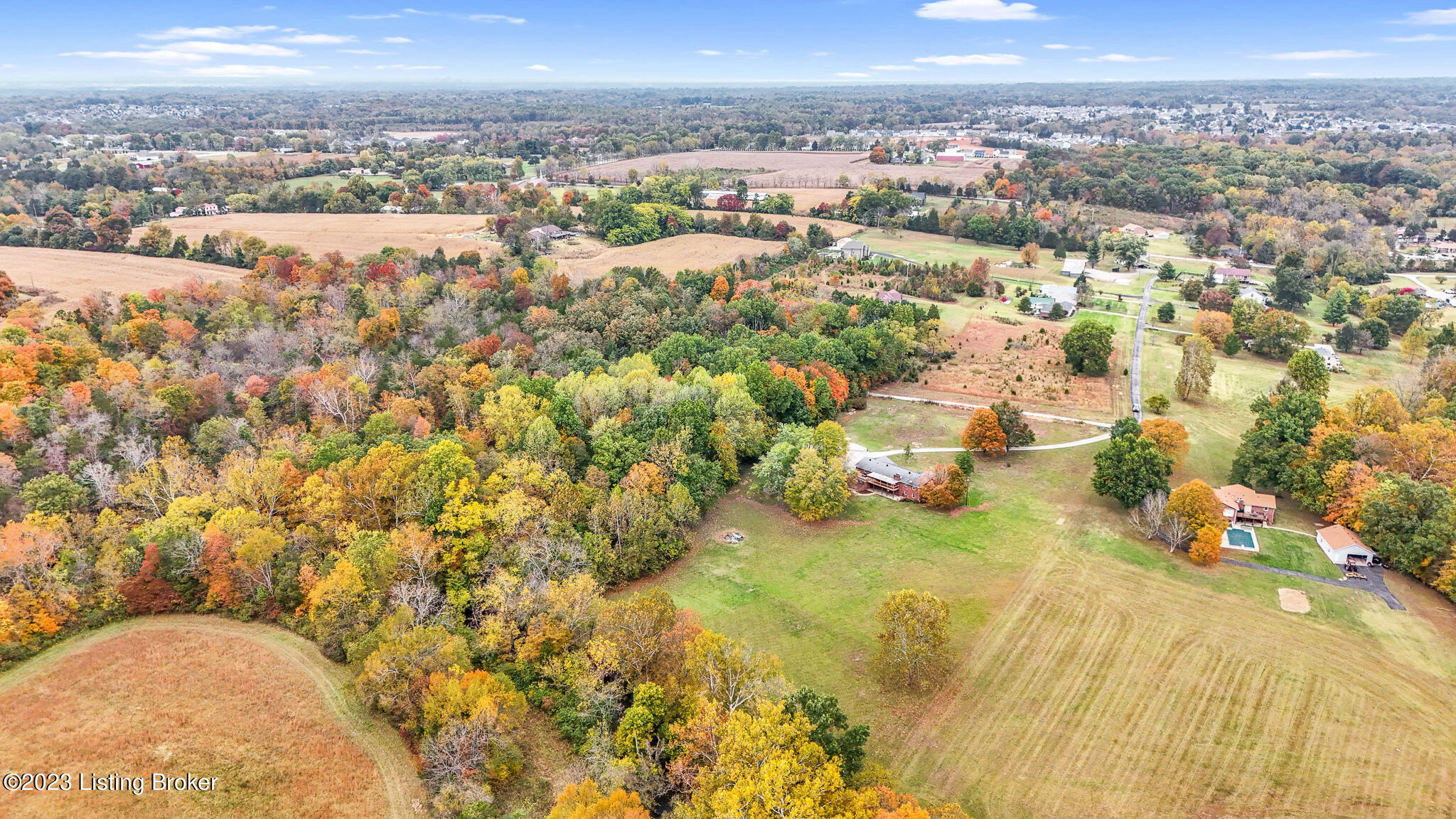 390 Risen Road Louisville, KY 40229 - Photo 7 of 61 DJI_20231019112348_0007_D