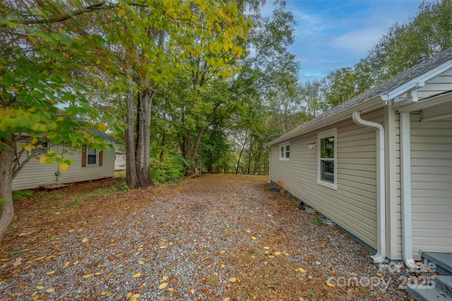 a view of a house with a backyard
