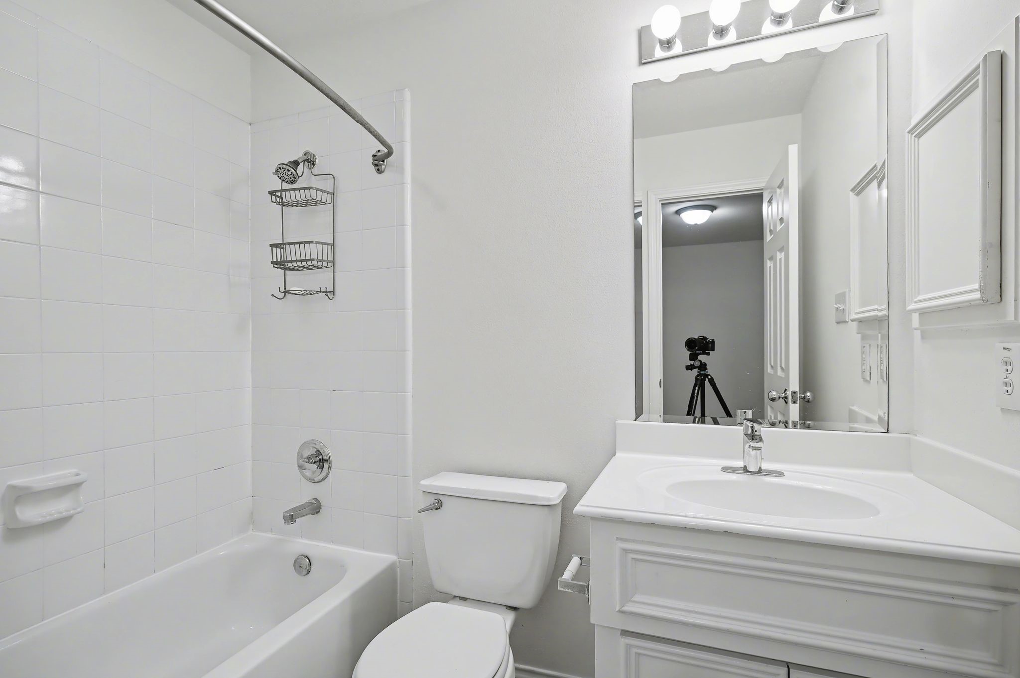 2416 Charleston Street, Unit A Houston, TX 77021 - Photo 22 of 24 a bathroom with a sink a toilet and a bathtub