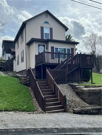 a view of a house with a yard