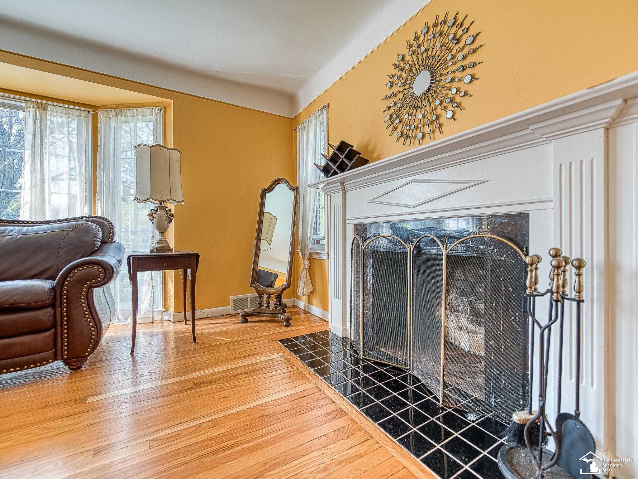 23656 Rowe Street Dearborn, MI 48124 - Photo 13 of 30 50140032-0a70278a-655f-45e5-b11c-a5779bc458f6.JPG