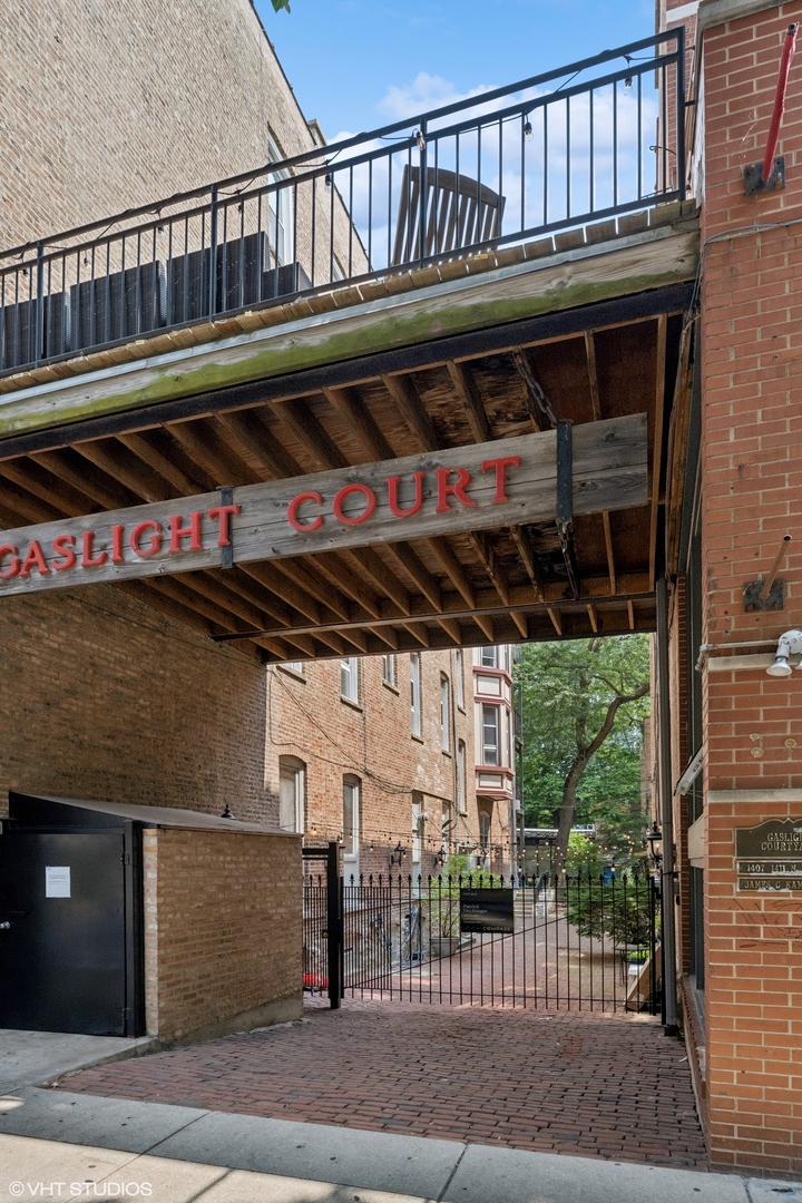 1411 North Wells Street, Unit 3W Chicago, IL 60610 - Photo 4 of 32 a view of a roof deck