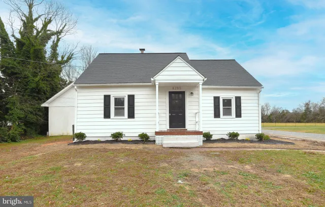 a front view of house with yard