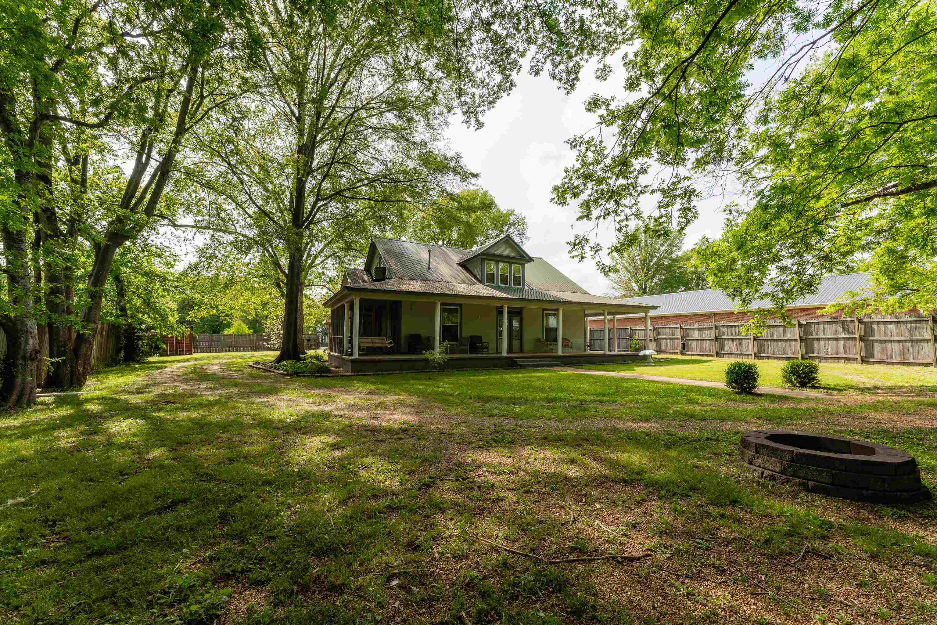 171 White Street Savannah, TN 38372 - Photo 2 of 36 a front view of a house with a garden