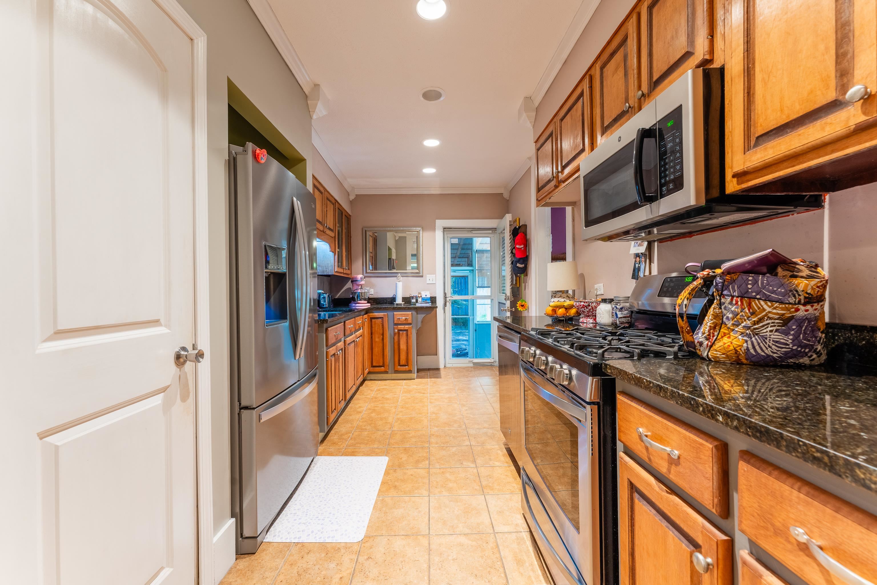 171 White Street Savannah, TN 38372 - Photo 3 of 36 a kitchen with stainless steel appliances granite countertop lots of counter top space