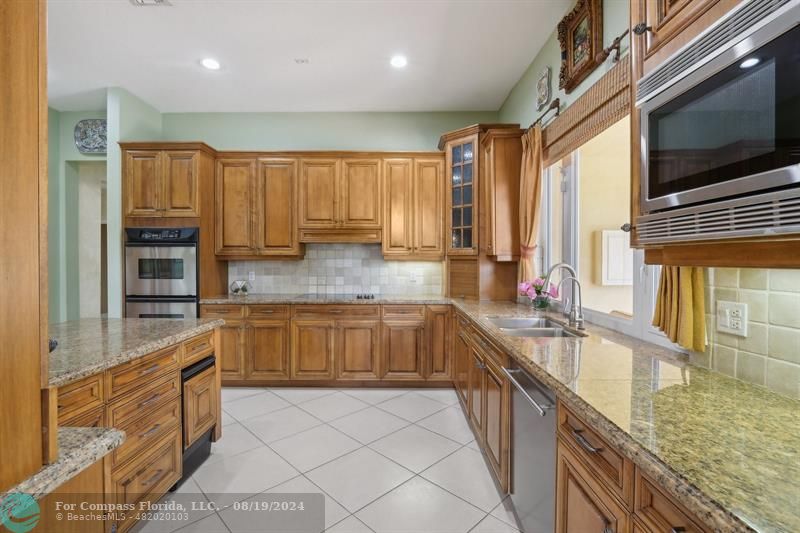 2515 Montclaire Circle Weston, FL 33327 - Photo 6 of 51