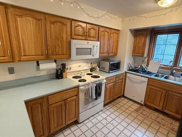 $3,800 | 22 High Street, Unit 6, Amherst, MA 01002