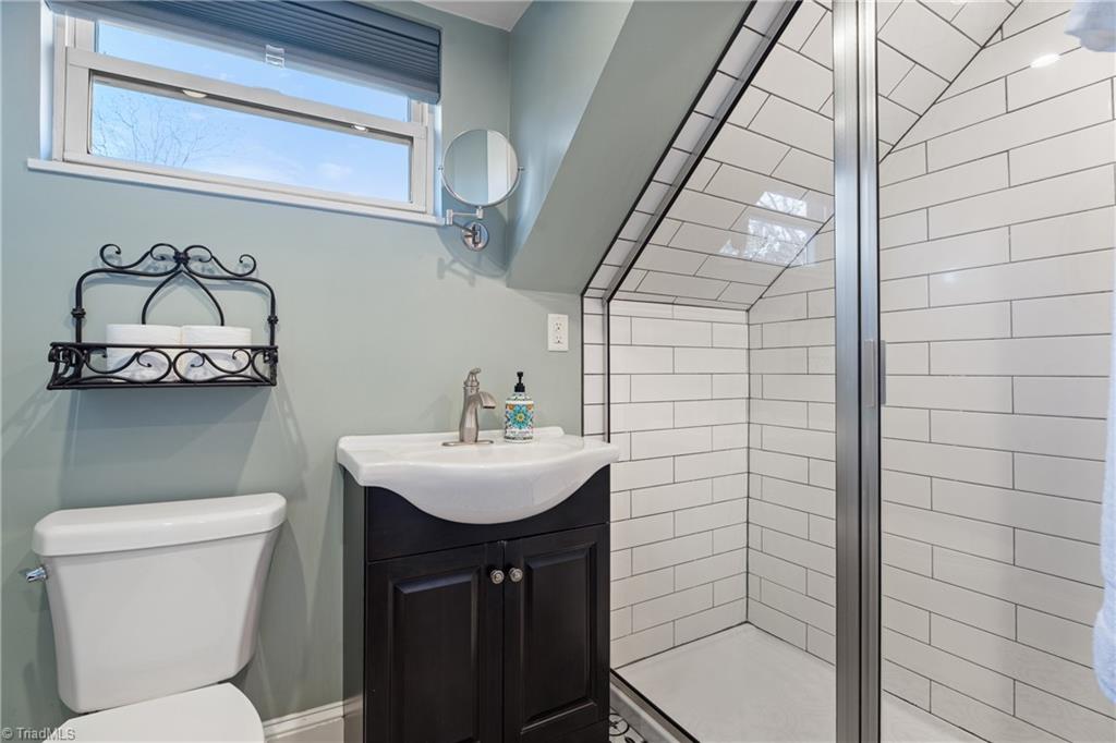 627 West 2nd Street Winston-Salem, NC 27101 - Photo 40 of 50 3rd Floor Apartment -Bath