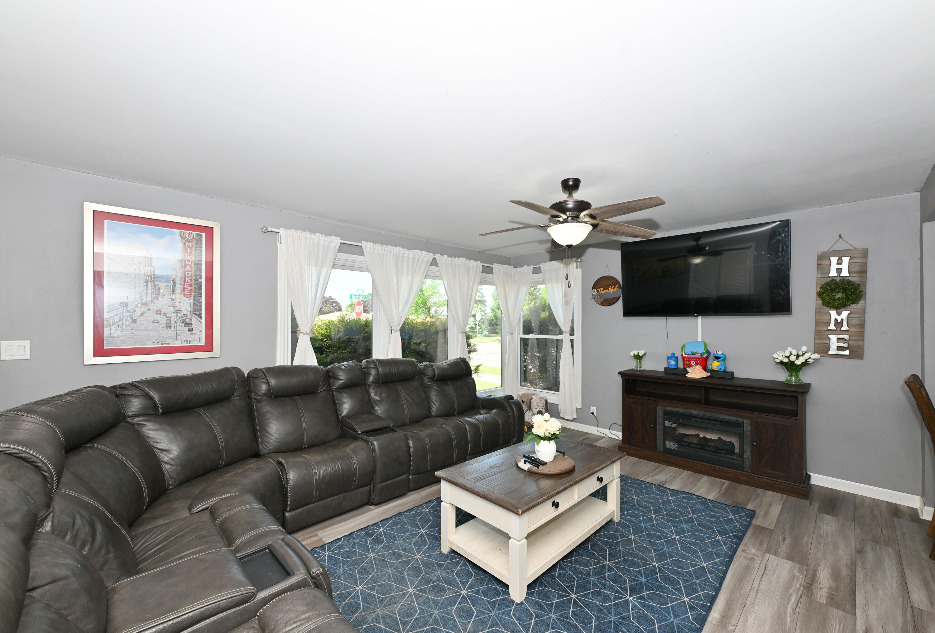 924 Montclair Drive Racine, WI 53402 - Photo 3 of 19 Main Living Area