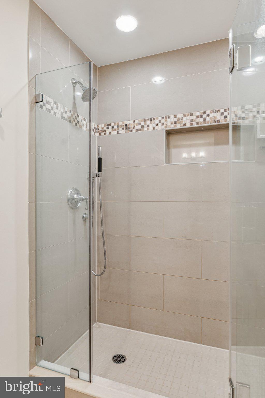 404 Ridgepoint Place, Unit 40412 Gaithersburg, MD 20878 - Photo 14 of 31 a bathroom with a shower
