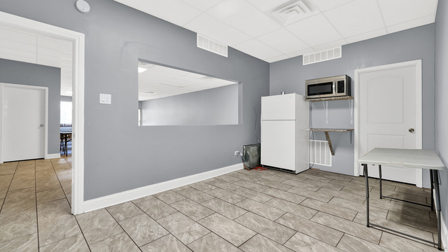 2913 West 63rd Street Chicago, IL 60629 - Photo 8 of 23 a view of a livingroom with an empty space