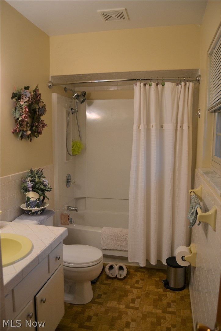 118 Robson Road Marietta, OH 45750 - Photo 11 of 21 Master bathroom