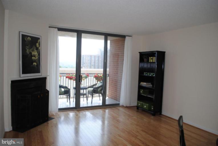 11710 Old Georgetown Road, Unit 612 Rockville, MD 20852 - Photo 9 of 20 Living Room