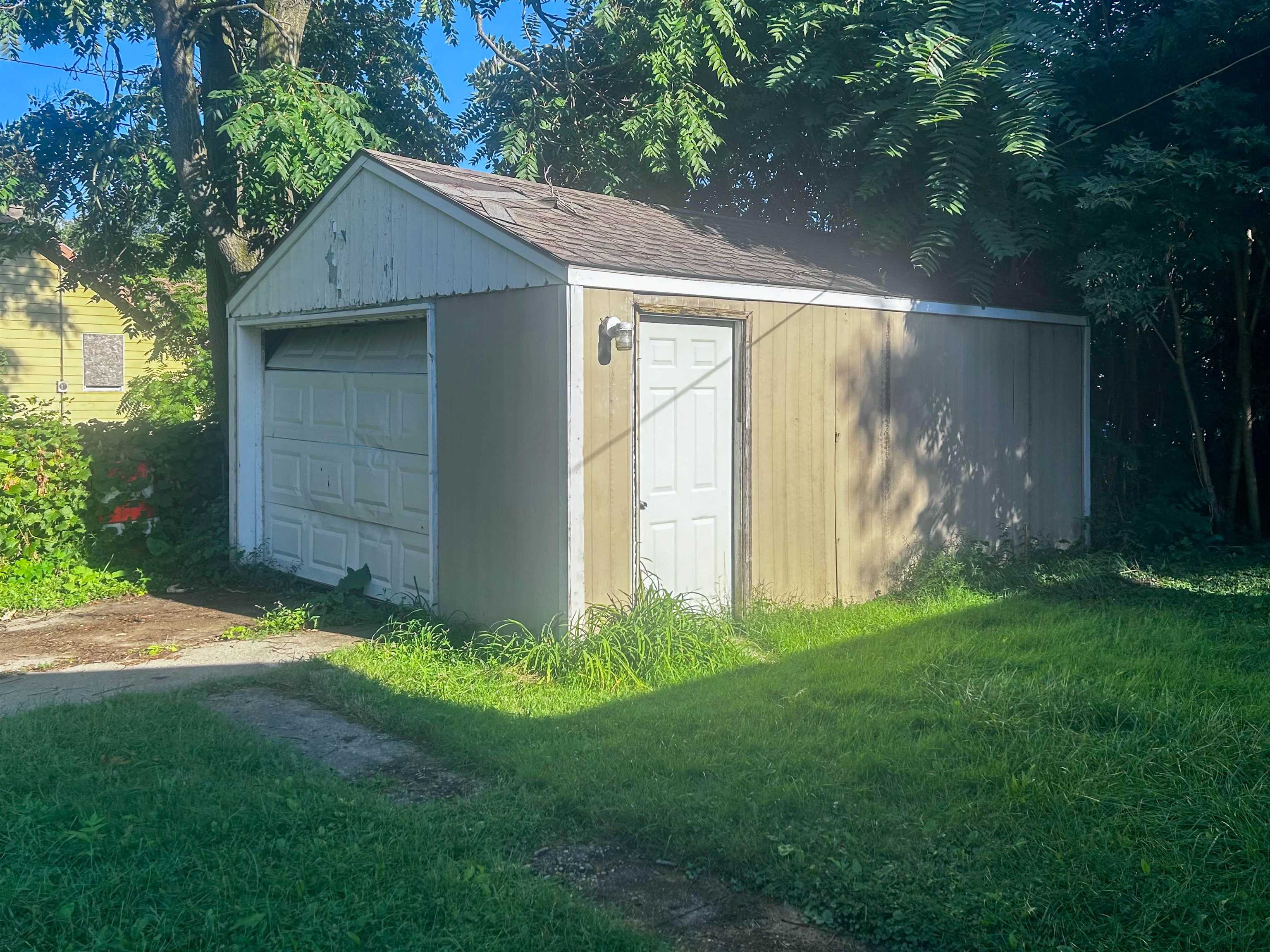 2116 Branch Road Flint, MI 48506 - Photo 2 of 11 50186992-ce7b21d4-1a18-4878-afa6-2d1bb7499a66.JPG