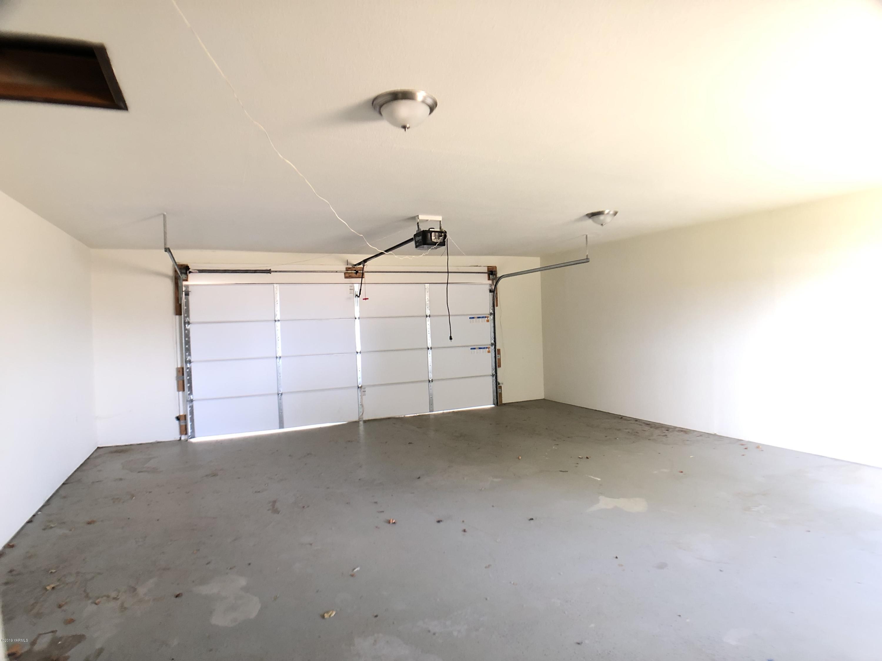 3341 Stone Road Yakima, WA 98908 - Photo 14 of 42 a view of a garage