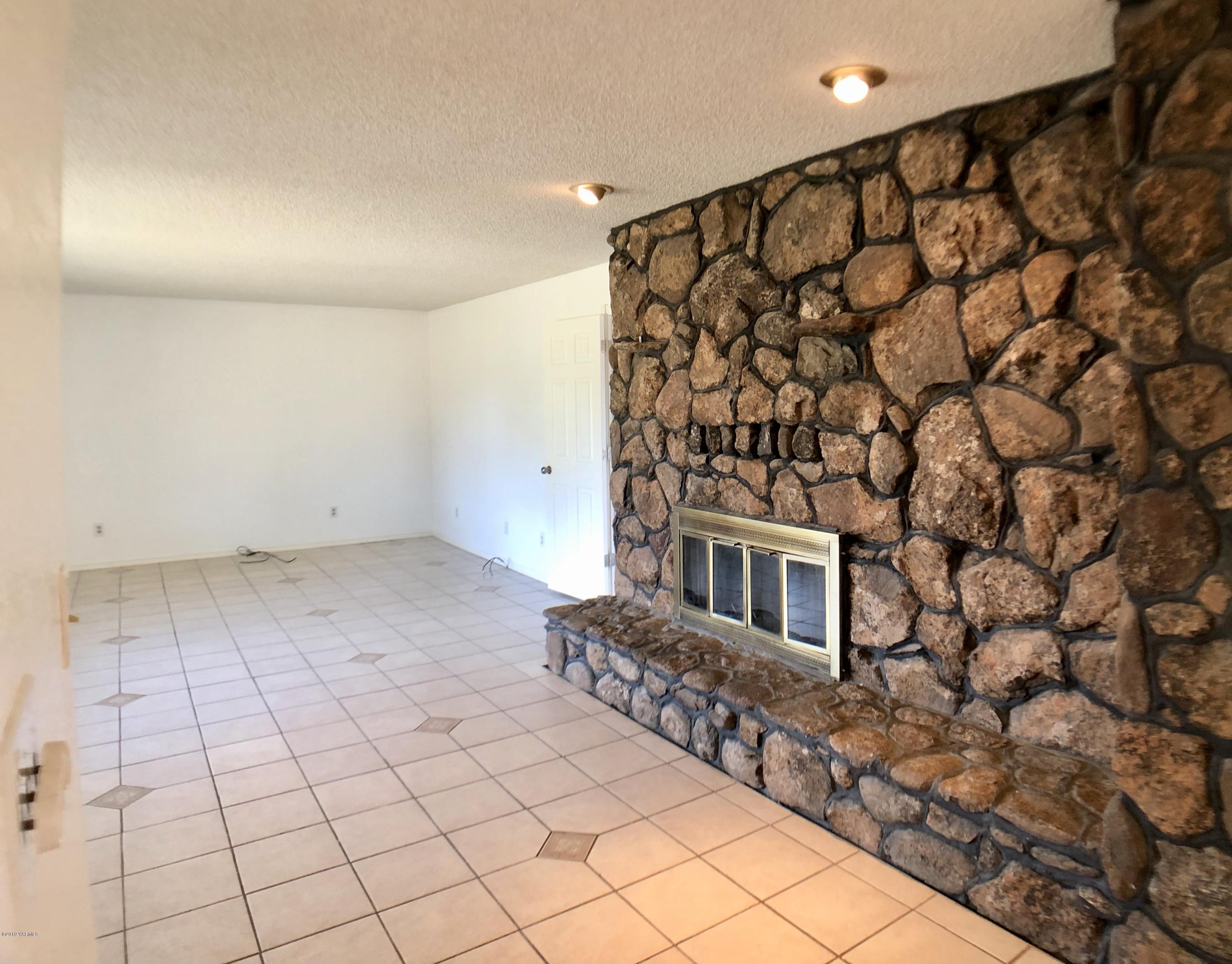 3341 Stone Road Yakima, WA 98908 - Photo 3 of 42 a view of an empty room