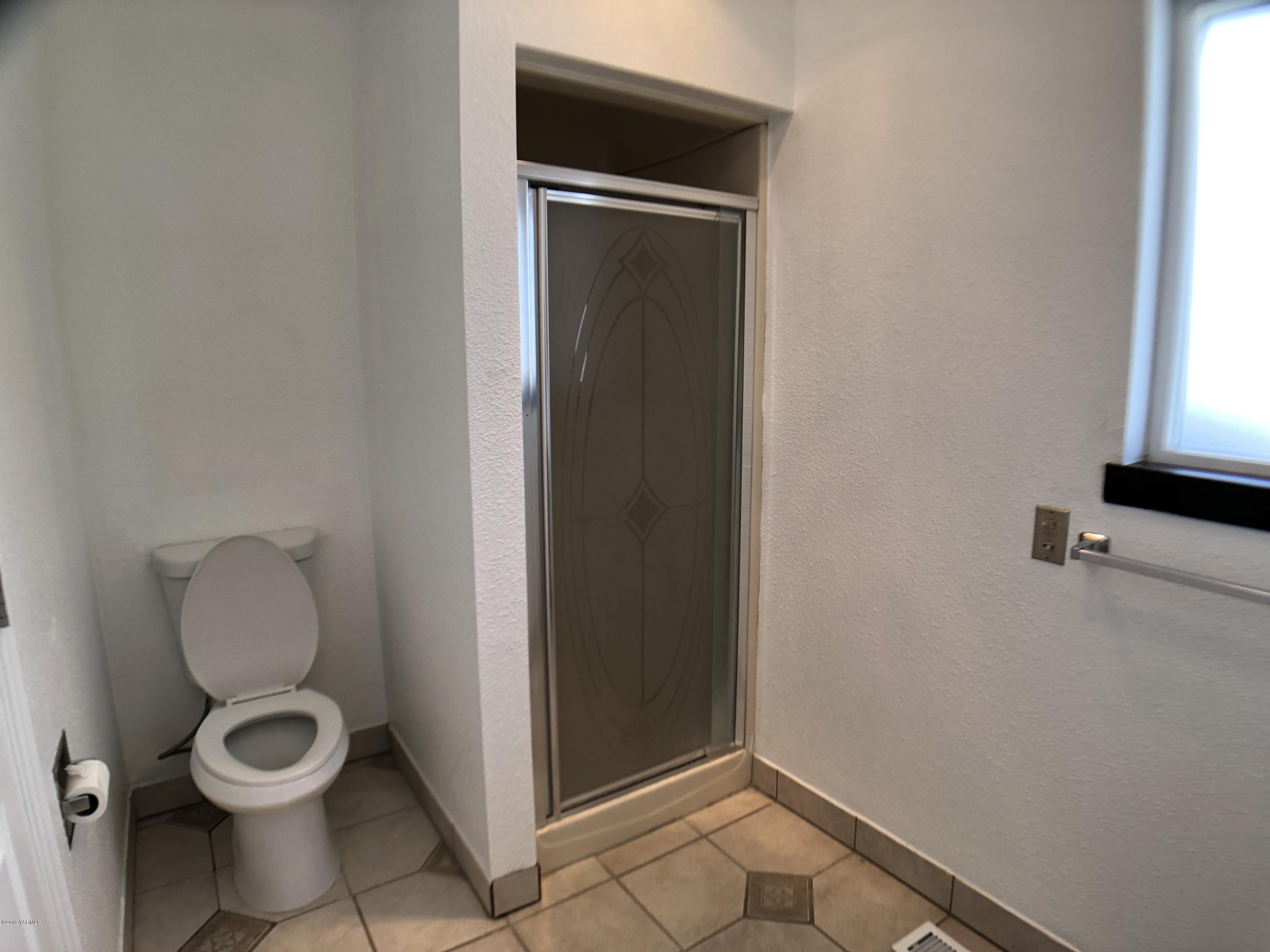 3341 Stone Road Yakima, WA 98908 - Photo 23 of 42 a bathroom with a toilet