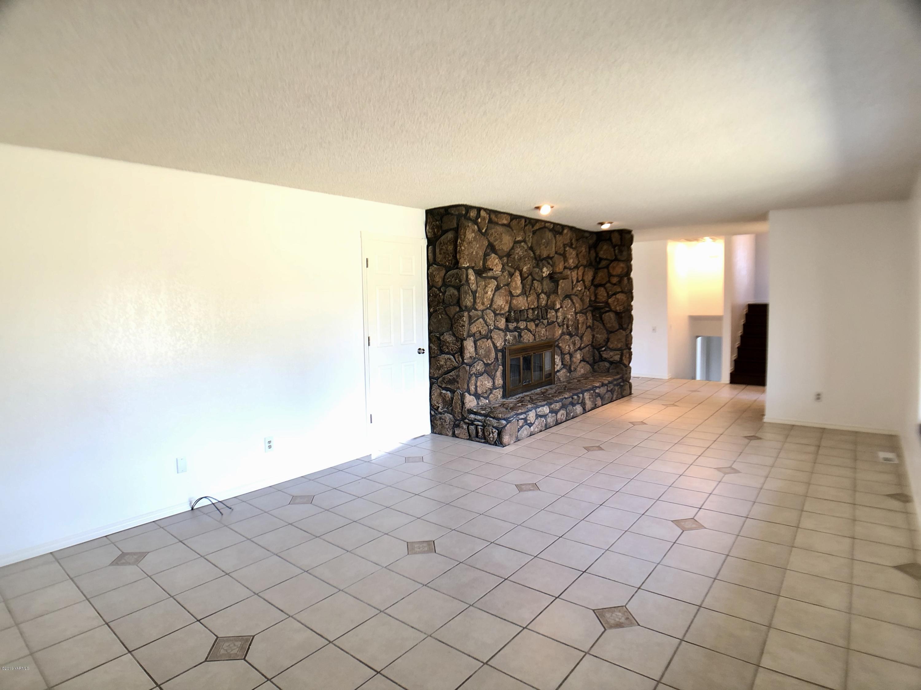 3341 Stone Road Yakima, WA 98908 - Photo 4 of 42 a view of an empty room