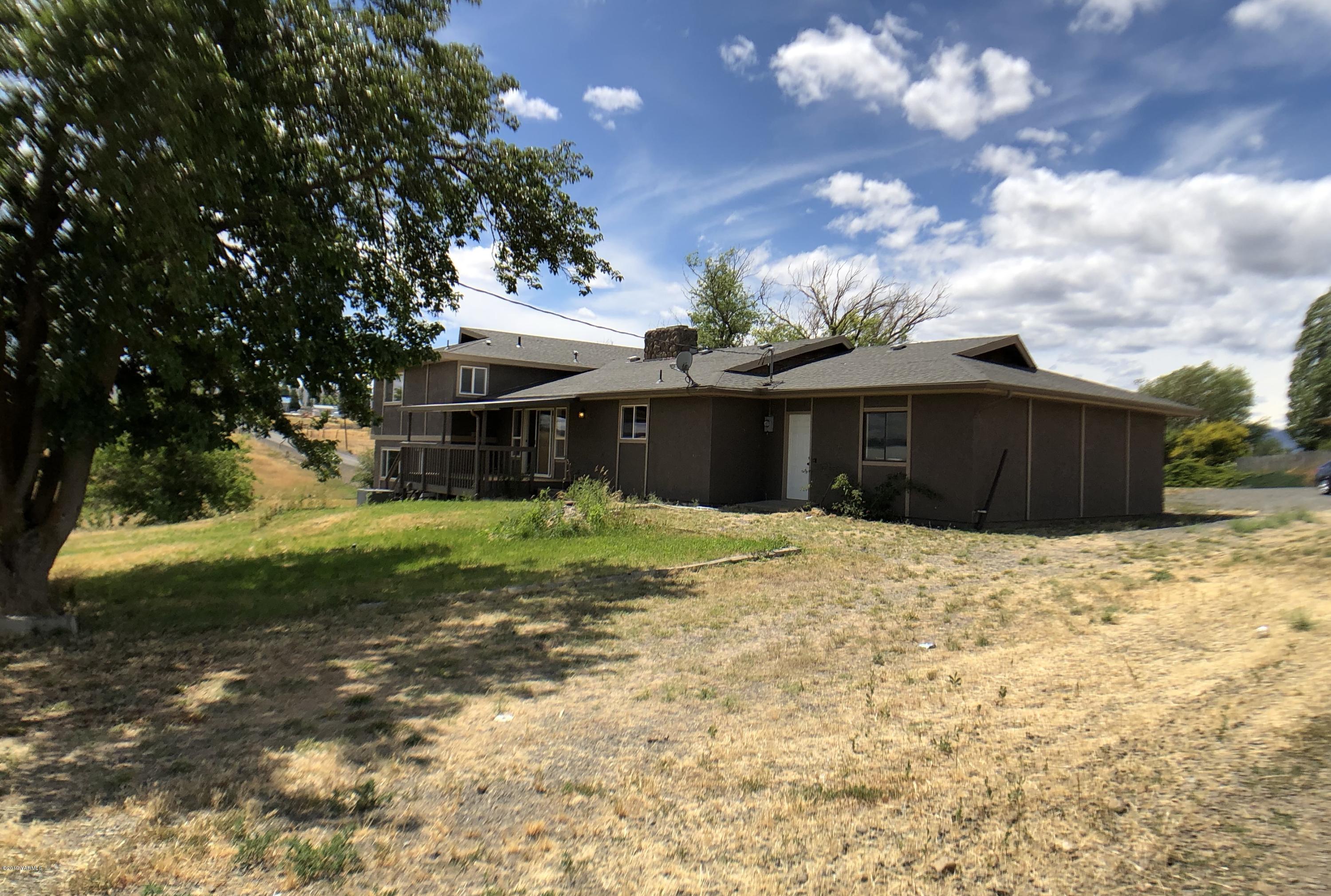 3341 Stone Road Yakima, WA 98908 - Photo 36 of 42 a front view of a house with a yard and garage