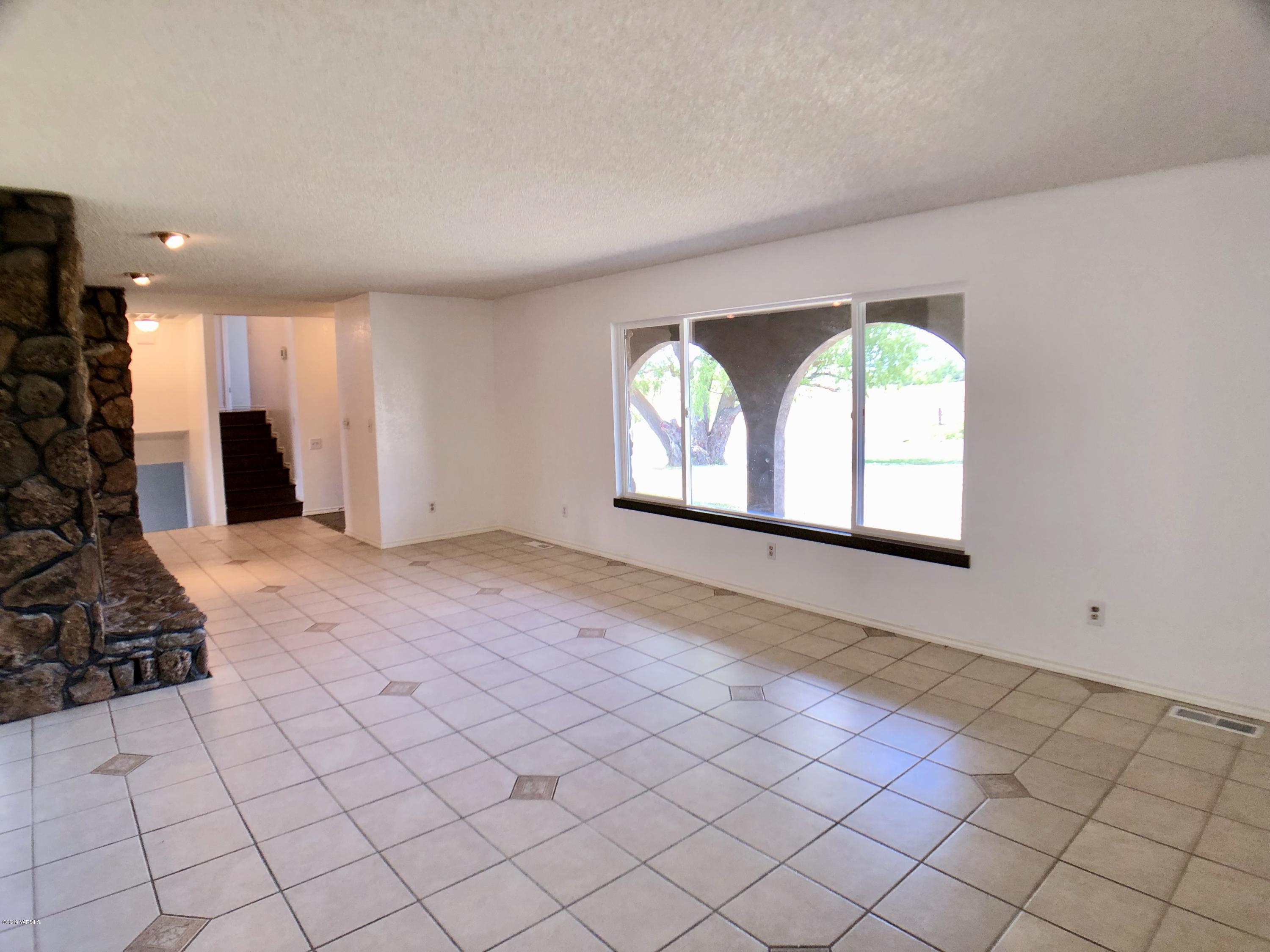 3341 Stone Road Yakima, WA 98908 - Photo 5 of 42 an empty room with windows