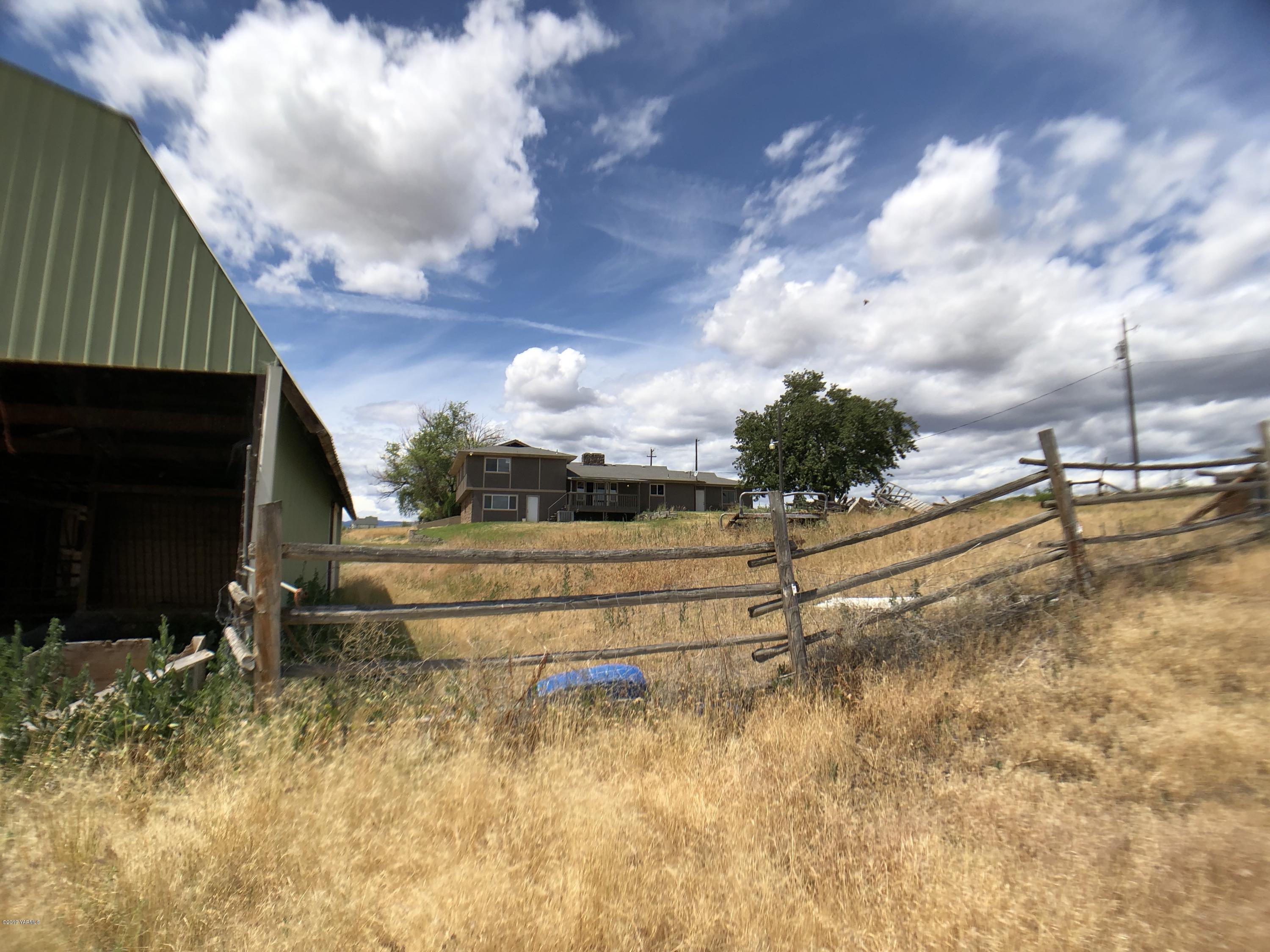 3341 Stone Road Yakima, WA 98908 - Photo 41 of 42 a view of a backyard