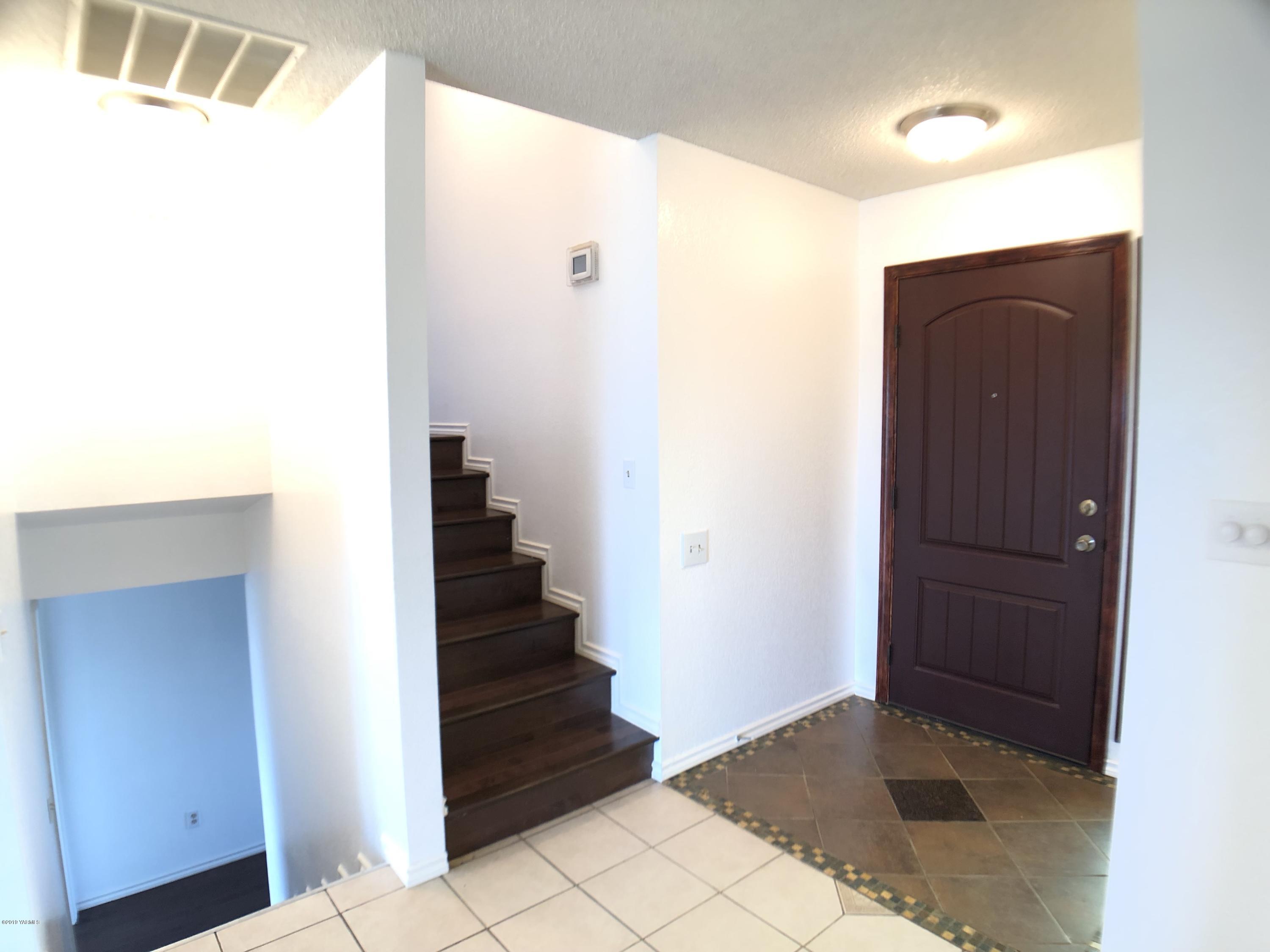 3341 Stone Road Yakima, WA 98908 - Photo 6 of 42 a view of an entryway