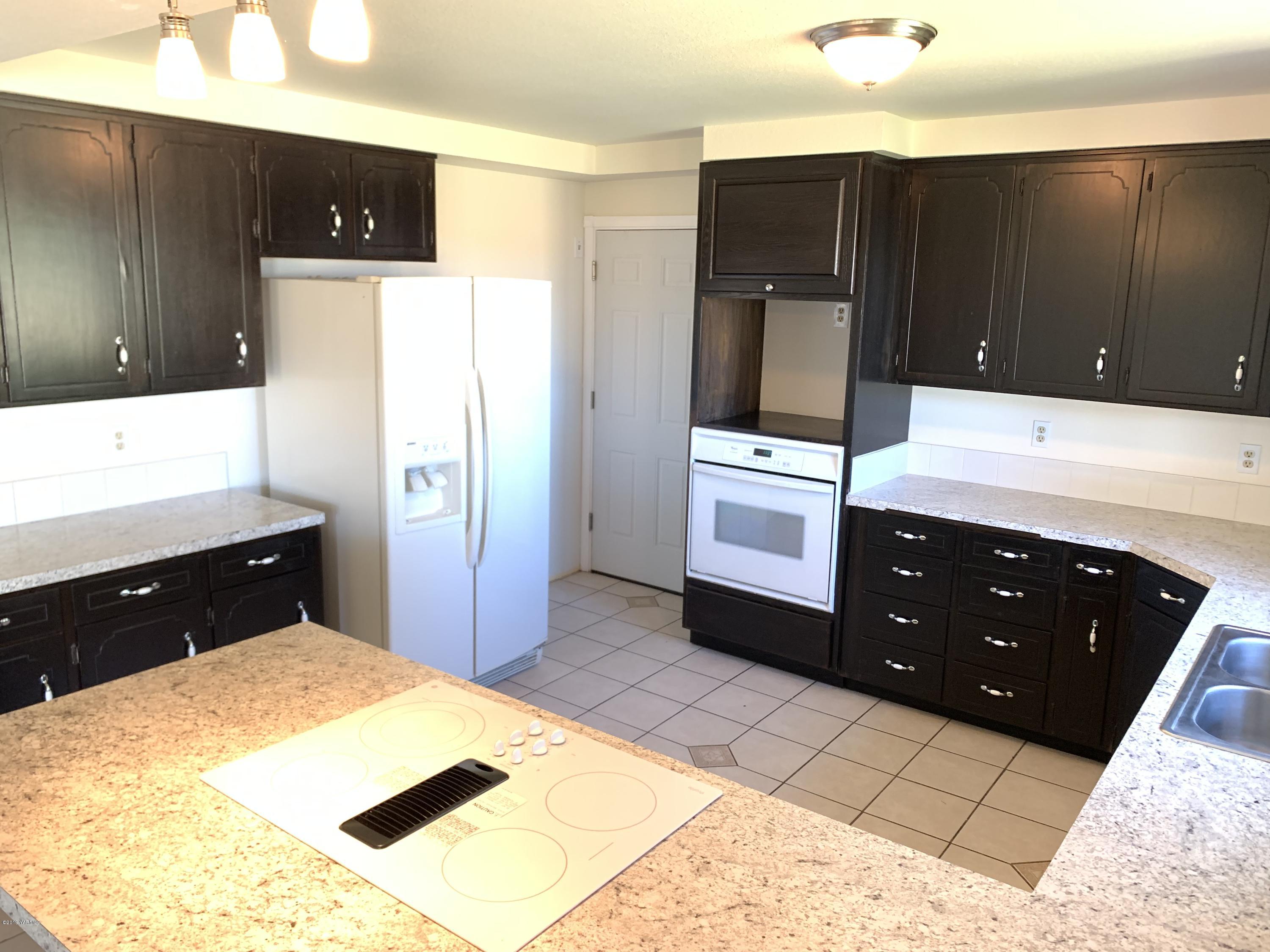 3341 Stone Road Yakima, WA 98908 - Photo 7 of 42 a bedroom with a bed and a television