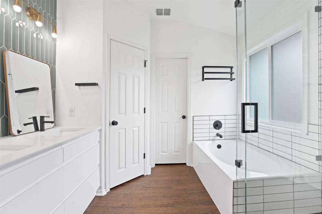 4429 East Hove Loop Austin, TX 78749 - Photo 16 of 27 a bathroom with a bathtub and a sink