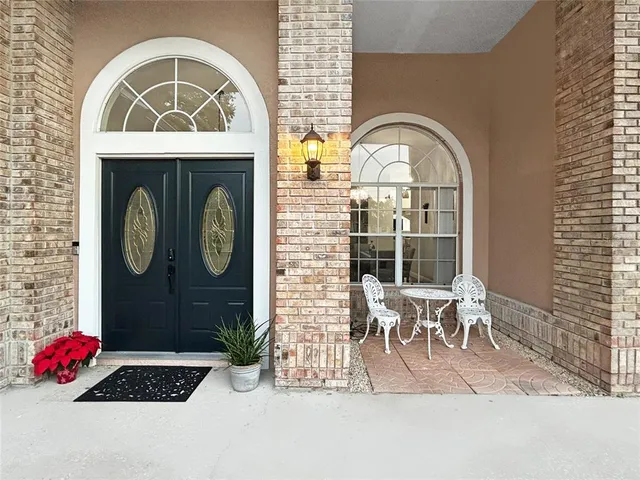 a view of entryway with garden