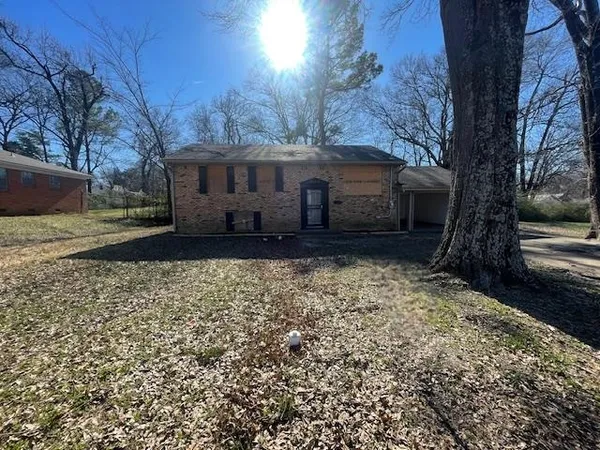 a view of a house with a yard