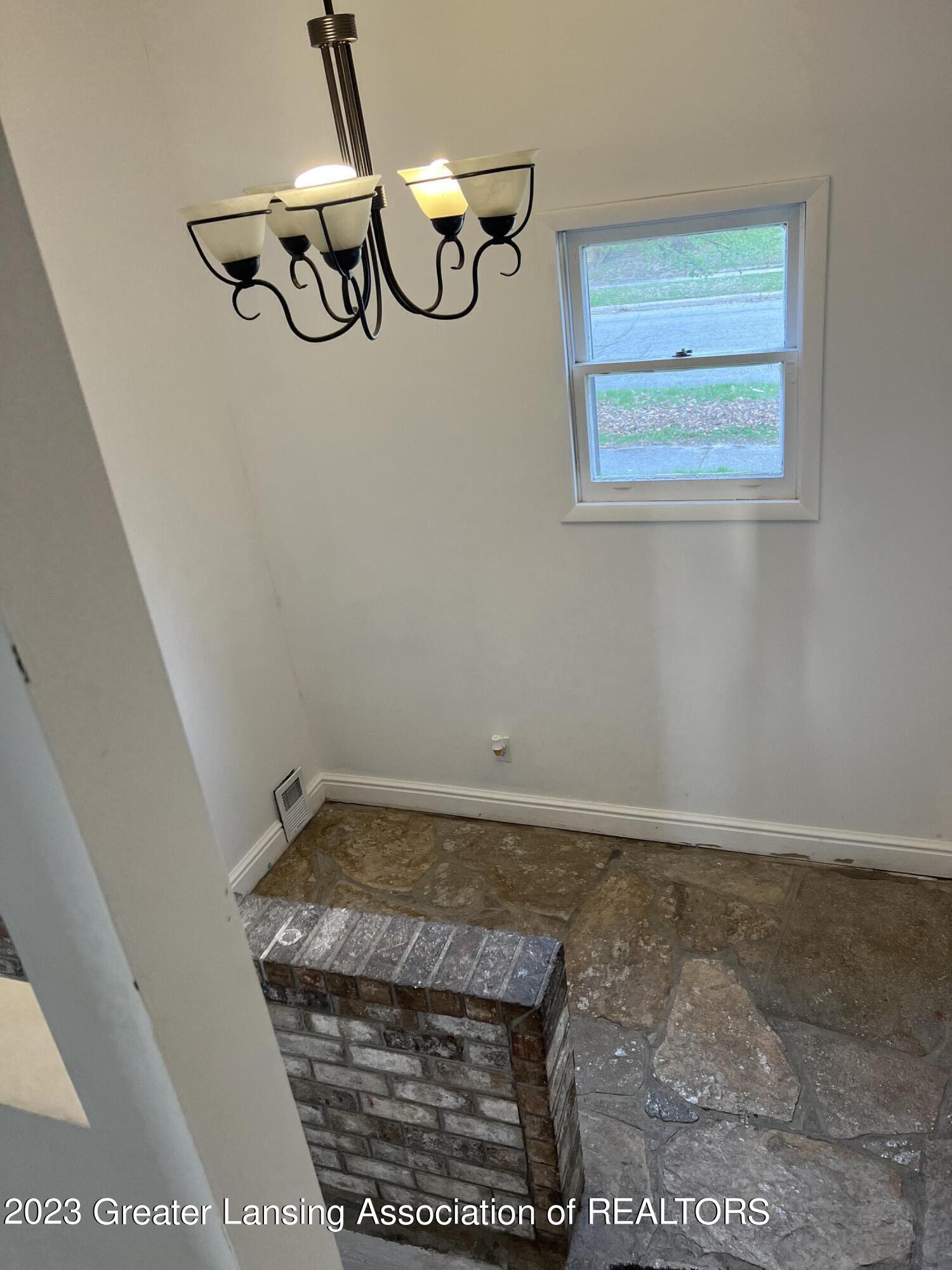 648 East Cavanaugh Road Lansing, MI 48910 - Photo 6 of 27 58B1BE1C-2BBA-4072-8008-E0EE057F7D5E