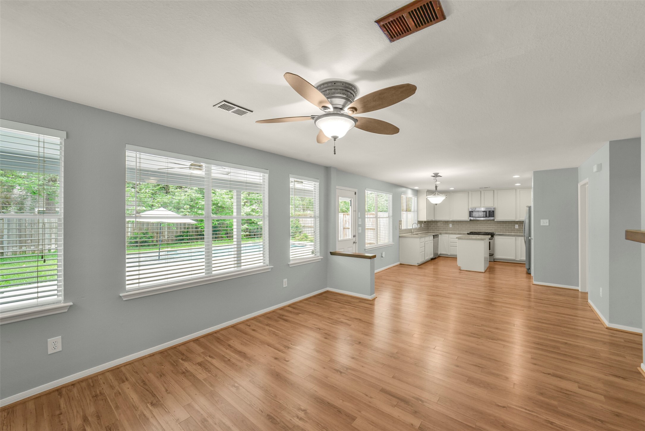 22 East New Avery Place Spring, TX 77382 - Photo 9 of 46 Livingroom downstairs